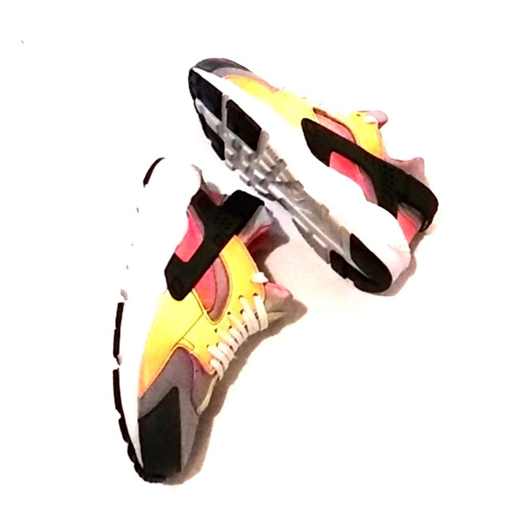 NIKE HURACHE boys size 5.5 y nwot